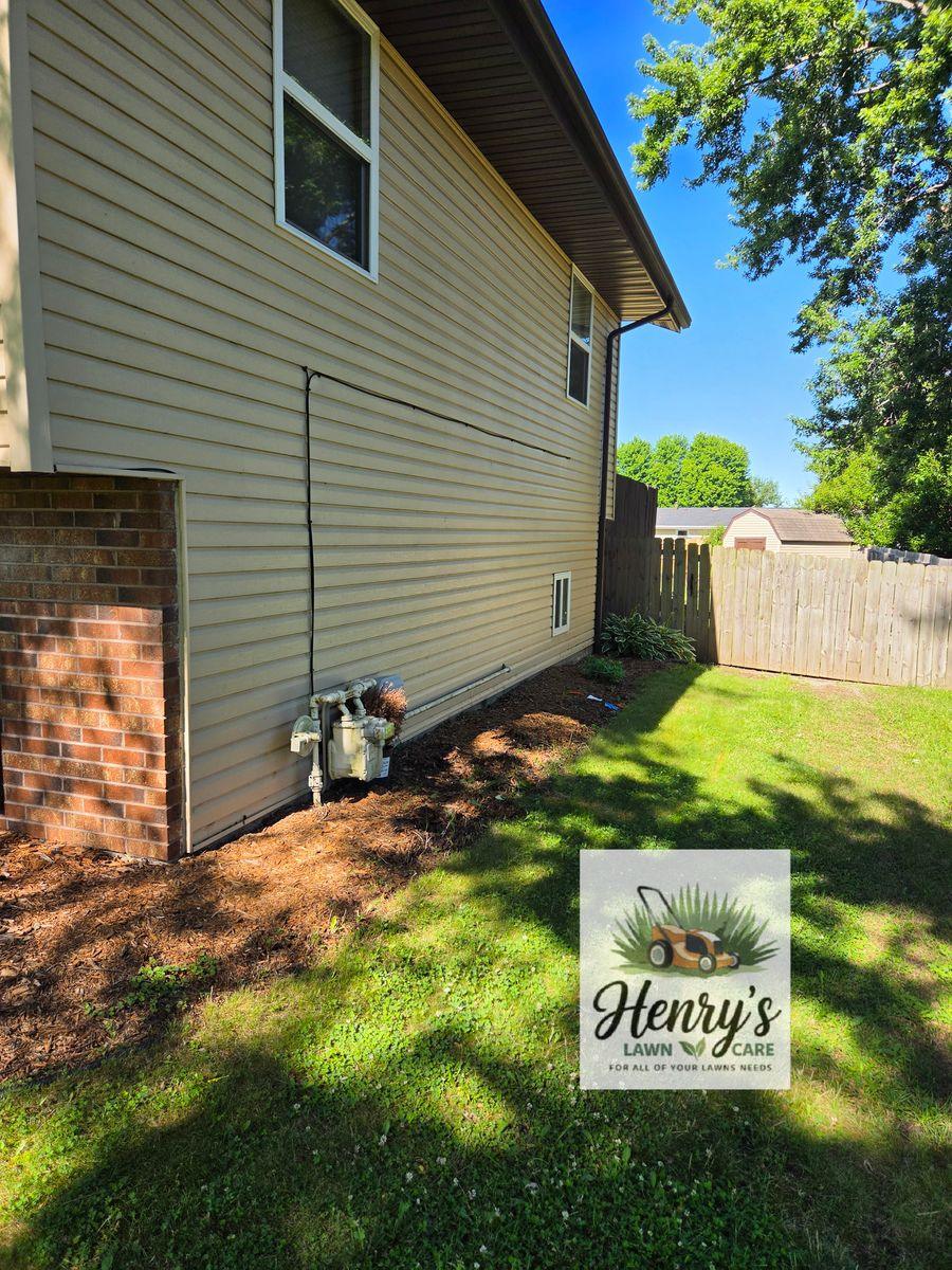 Clean mulch strip running along the side of a Rockford, IL house